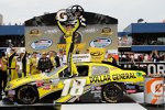 Joey Logano (Gibbs) erneut in der Victory Lane