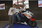 Giacomo Agostini erhält einen Motorroller im Renndesign