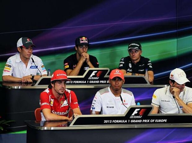 Titel-Bild zur News: Pedro de la Rosa, Lewis Hamilton, Fernando Alonso, Heikki Kovalainen, Daniel Ricciardo, Kamui Kobayashi