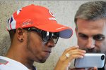 Lewis Hamilton (McLaren) mit Pressesprecher Steve Cooper