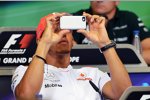 Lewis Hamilton (McLaren) nimmt während der Pressekonferenz Fotos für seinen Twitter-Account auf