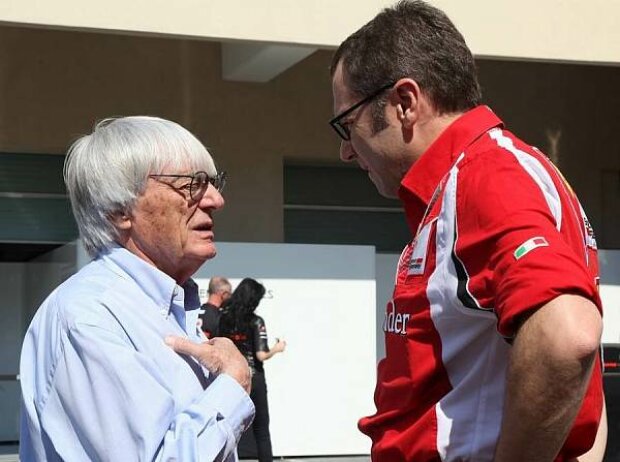 Titel-Bild zur News: Stefano Domenicali (Ferrari-Teamchef), Bernie Ecclestone (Formel-1-Chef)