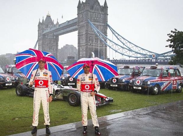 Titel-Bild zur News: Jenson Button und Lewis Hamilton in London