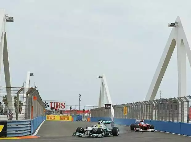 Fernando Alonso hinter Nico Rosberg Titel-Bild zur News: Fernando Alonso hinter Nico Rosberg