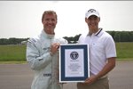 Guinness Weltrekord: David Coulthard fängt weitesten Golfabschlag im fahrenden SLS AMG Roadster