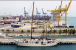 Blick auf ein Schiff im Hafen von Valencia