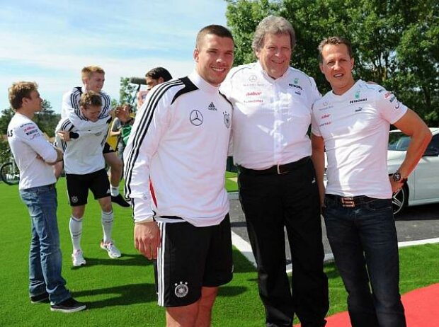 Titel-Bild zur News: Nico Rosberg, Michael Schumacher, Norbert Haug (Mercedes-Motorsportchef), Lukas Podolski
