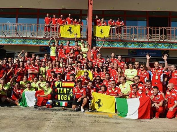 Titel-Bild zur News: Das Ferrari-Team nach dem Sieg in Valencia 2012