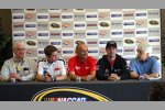 Sonoma-Streckenchef Steve Page, die WTCC-Fahrer und WTCC-Pressechef Fabio Ravaioli