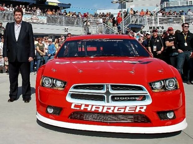 Titel-Bild zur News: Mike Helton und der Dodge Charger für die Sprint-Cup-Saison 2013