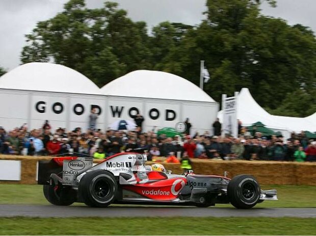 Titel-Bild zur News: Lewis Hamilton beim Goodwood Festival of Speed
