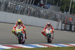 Valentino Rossi vor Nicky Hayden (Ducati) 