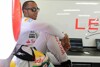 Hamilton läuft mit der Olympischen Fackel