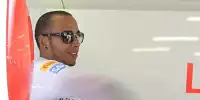 Bild zum Inhalt: Hamilton läuft mit der Olympischen Fackel