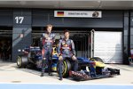 Faces for Charity: Sebastian Vettel und Mark Webber präsentieren die Lackierung für Silverstone. Fans konnten für einen guten Zweck ihr Foto auf dem Auto verewigen.