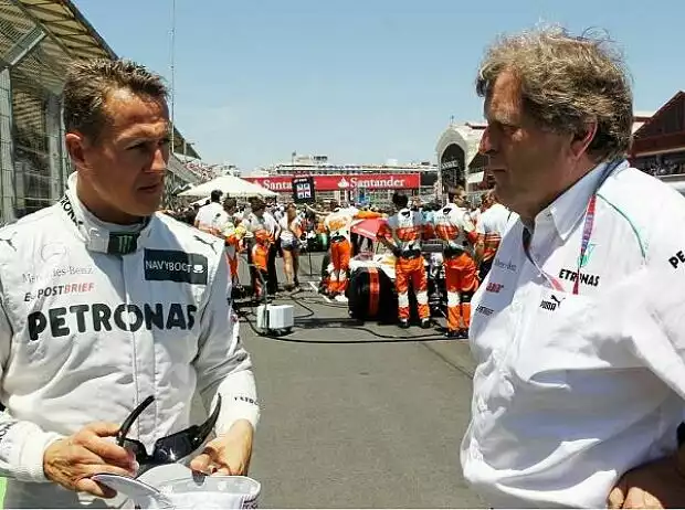 Titel-Bild zur News: Norbert Haug (Mercedes-Motorsportchef), Michael Schumacher