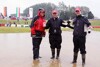 Bild zum Inhalt: Stand the rain: Britische Fans trotzen dem Wetter