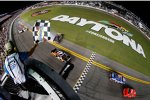 Kurt Busch gewinnt vor Ricky Stenhouse - Austin Dillon verliert im Gras Platz drei an Michael Annett