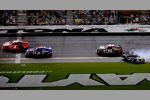 Kurt Busch gewinnt vor Ricky Stenhouse - Austin Dillon verliert im Gras Platz drei an Michael Annett