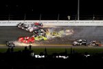 Der Big-One in Runde 65 nahm unter anderem Brad Keselowski (22) aus dem Rennen - auch Sieger Kurt Busch (1) geriet in Bedrängnis