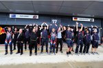 Das Red-Bull-Team macht in der Regenpause ein wenig Stimmung und begeistert die Fans auf der gegenüberliegenden Tribüne