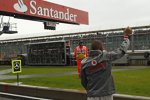 Lewis Hamilton (McLaren) winkt seinen Fans