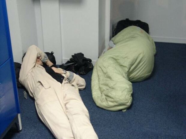 Schlafende Journalisten im Medienzentrum