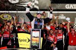 Tony Stewart jubelt nach seinen dritten Saisonsieg in der Victory Lane