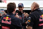 Christian Horner (Red-Bull-Teamchef), Mark Webber (Red Bull) und Adrian Newey (Technischer Direktor, Red Bull) 
