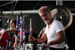 Eddie Jordan rockt das Post-Race-Konzert am Schlagzeug