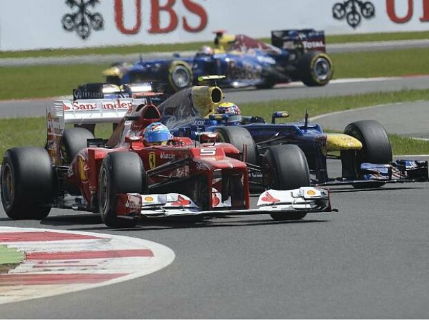 Titel-Bild zur News: Mark Webber hinter Fernando Alonso