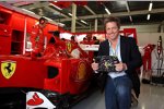 Hollywood-Schauspieler Hugh Grant in der Ferrari-Box