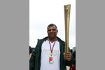 Tony Fernandes mit der Olympischen Fackel