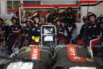 Marussia-Boxencrew wartet auf den nächsten Stopp