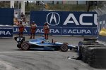 Josef Newgarden (Fisher) steht vor den Reifenstapeln