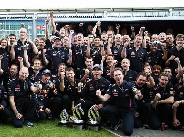 Das Red-Bull-Team feiert den Sieg von Mark Webber in Silverstone
