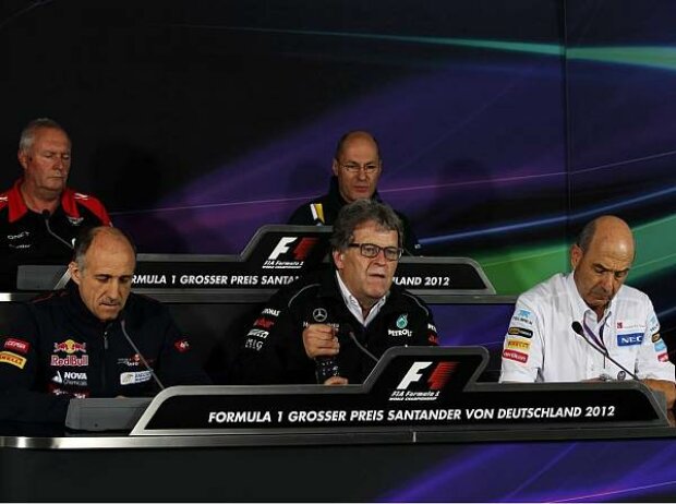 Titel-Bild zur News: John Booth (Marussia-Teamchef), Franz Tost (Teamchef, Toro Rosso), Norbert Haug (Mercedes-Motorsportchef), Peter Sauber (Teamchef)