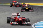 Fernando Alonso (Ferrari), Sebastian Vettel (Red Bull) und Lewis Hamilton (McLaren)