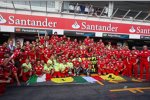 Fernando Alonso und Felipe Massa (Ferrari) feiern den Sieg mit dem Team