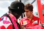 Fernando Alonso (Ferrari) mit Formel-1-Fan Moko