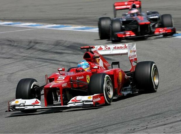 Titel-Bild zur News: Fernando Alonso vor Jenson Button