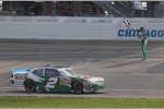 Elliott Sadler feiert seinen Sieg