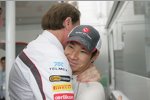 Kamui Kobayashi (Sauber) mit Pressesprecher Hanspeter Brack