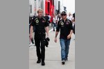 Kimi Räikkönen (Lotus) mit dem Lotus-Pressechef