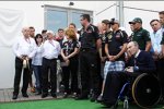 Bernie Ecclestone (Formel-1-Chef) und die Teams enthüllen eine Gedenktafel für Thomas Frank im Beisein seiner Tochter