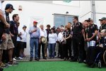 Bernie Ecclestone (Formel-1-Chef) und die Teams enthüllen eine Gedenktafel für Thomas Frank im Beisein seiner Tochter