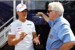 Michael Schumacher (Mercedes) und Charlie Whiting (Technischer Delegierte der FIA) 