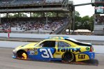 Jeff Burton schleppt seinen waidwunden Childress-Chevy an die Box