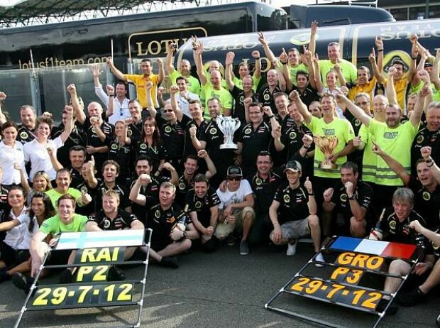 Titel-Bild zur News: Das Lotus-Team bejubelt die Plätze zwei und drei beim Grand Prix von Ungarn 2012