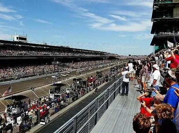 Titel-Bild zur News: Carl Edwards, Denny Hamlin